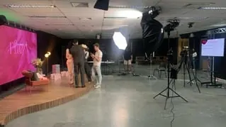 Área de gravação do estúdio com iluminação e câmeras